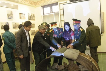 Khánh thành nhà trưng bày kỷ vật trên “Đồi thịt băm” - 2 Các cựu chiến binh đã từng chiến đấu lúc xưa tại đây xem lại các kỷ vật một thời