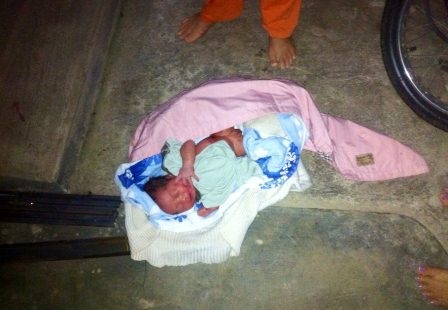 Bé trai mới sinh chưa cắt rốn bị bỏ rơi lạnh lẽo trong chùa đêm đông giá - 1 Bé trai bị bỏ rơi trong chùa đêm đông lạnh giá