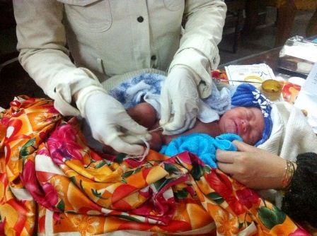 Bé trai mới sinh chưa cắt rốn bị bỏ rơi lạnh lẽo trong chùa đêm đông giá - 2 Bé trai đã cựa quậy, khóc lóc và mạnh hơn khi được các y tá đến cắt rốn, làm vệ sinh.