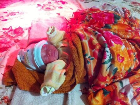 Bé trai mới sinh chưa cắt rốn bị bỏ rơi lạnh lẽo trong chùa đêm đông giá - 5 Sau khi được ủ ấm bằng chăn bông, nệm, áo quần mũ, bé đã nằm ngủ ngon lành, người hồng hào và ấm áp