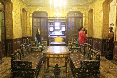 Phòng khách của nhà vua với những bộ bàn ghế sang trọng và quý phái
