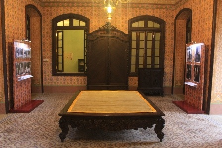 Nơi nghỉ ngơi của vua Bảo Đại và hoàng hậu Nam Phương với bộ phản, tủ bằng gỗ quý