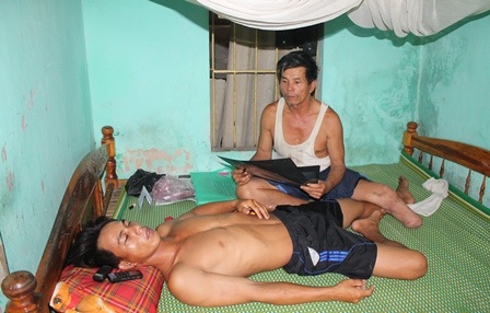 Anh Cương nằm điều trị tại nhà một thời gian dài sau khi nhập viện vì bị 3 công an đánh vô cớ