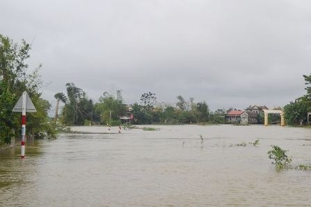 Huế đón trận lũ đầu tiên - 2 Nước lũ tràn qua đường liên thôn, chia cắt một số điểm ở huyện Quảng Điền