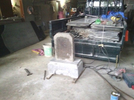 Dựng lại bia đá cổ cầu Đông Ba - 1 Tấm bia đá ở trong kho