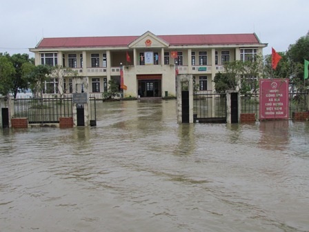 Huế đón trận lũ đầu tiên - 1 Nước lũ tràn vào UBND xã Quảng Thành, huyện Quảng Điền