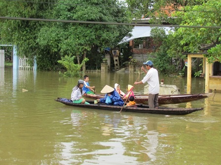 Huế đón trận lũ đầu tiên - 3 Những điểm nước sâu người dân di chuyển bằng ghe