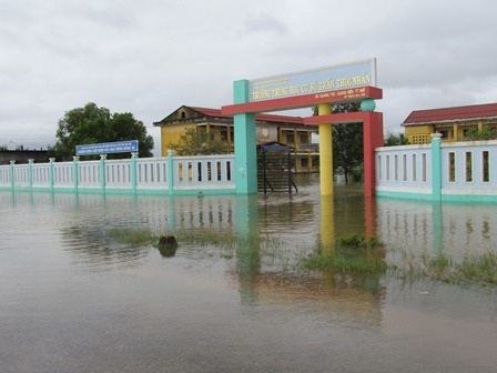 Huế đón trận lũ đầu tiên - 4 Các trường học ở Quảng Thành, Quảng Thọ... đã được cho nghỉ để tránh lụt
