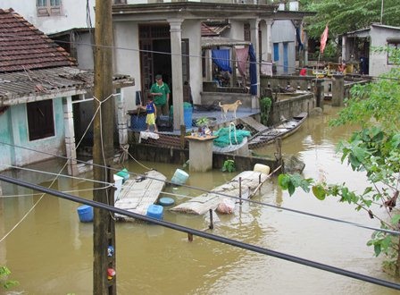 Huế đón trận lũ đầu tiên - 6 Người dân vùng quê ở Hương Trà, Quảng Điền chuẩn bị sẵn ghe trước nhà