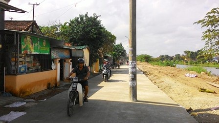 Người dân đi lại khá nguy hiểm nếu sơ ý không nhìn kỹ, đi nhanh hay đi vào ban đêm.