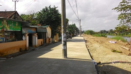 Các trụ điện còn lại trên tuyến đường làm xong gây nguy hiểm cho bà con nhân dân