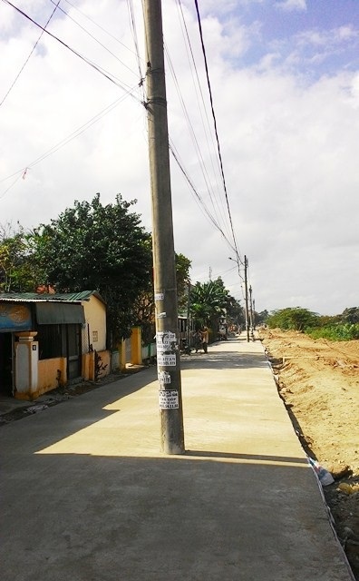 Đáng lẽ trụ điện phải được di dời trước khi đường thi công