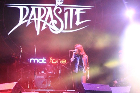 Các bạn trẻ cuồng nhiệt theo nhịp điệu rock