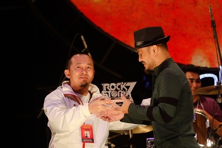 Nhạc sĩ Quốc Trung (trái) trao