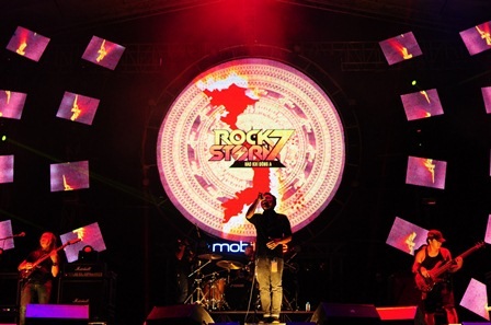 Hạc San với bài hát chủ đề chính của chương trình Hào khí Đông A -