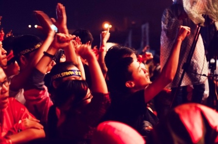 Các bạn trẻ cuồng nhiệt theo nhịp điệu rock