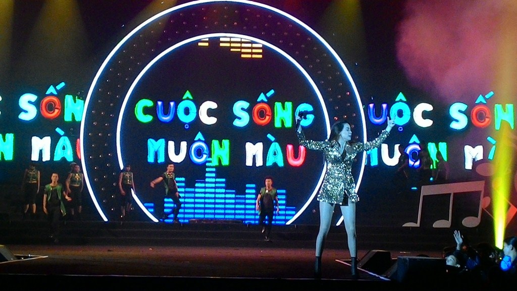 Hồ Ngọc Hà “cháy” hết mình trong Hành trình bài ca sinh viên - 16 Cô bốc lửa trong