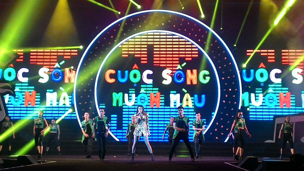 Hồ Ngọc Hà “cháy” hết mình trong Hành trình bài ca sinh viên - 17 Vũ đạo chuẩn đến từng chi tiết