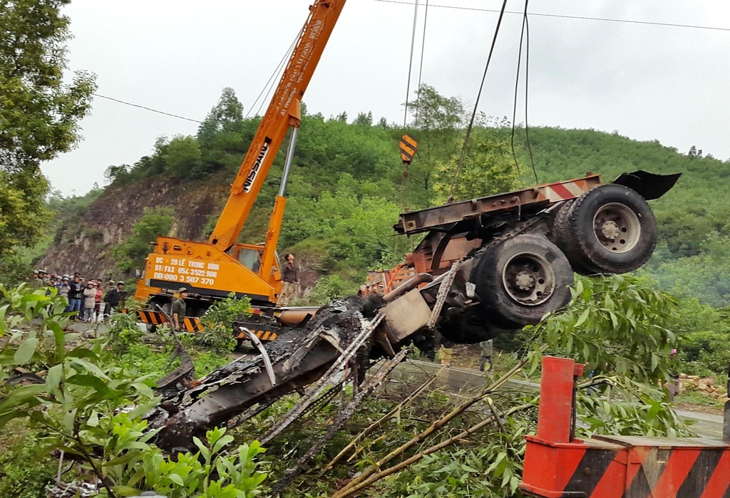 Hiện trường vụ 2 ô tô cháy rụi dưới vực sâu - 5 Chiếc xe đầu kéo được cẩu lên.