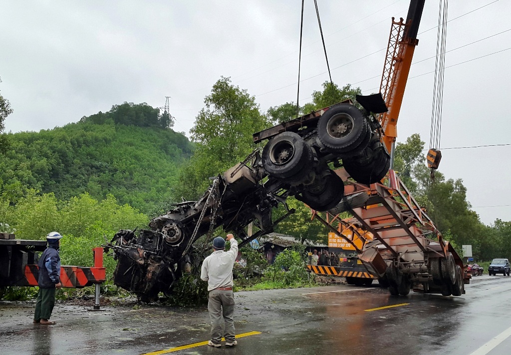 Hiện trường vụ 2 ô tô cháy rụi dưới vực sâu - 6 Chiếc xe đầu kéo được cẩu lên.