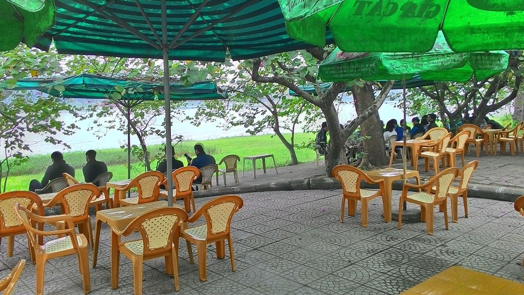 Tiết trời đẹp, nhiều cung bậc cảm xúc trong ngày đầu năm 2015 - 22 Quán cafe Sầu Đông bên bờ sông Hương cũng chỉ có vài bàn khách đến góp vui đầu năm 2015