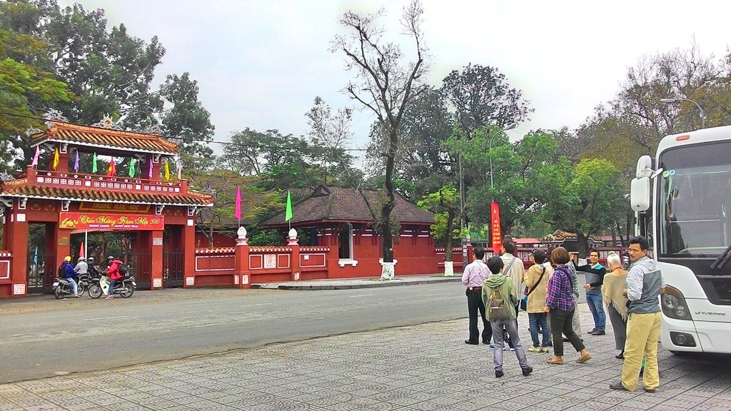Tiết trời đẹp, nhiều cung bậc cảm xúc trong ngày đầu năm 2015 - 24 Đoàn khách Nhật tham quan trường Quốc Học đầu tiên trong ngày Tết Tây