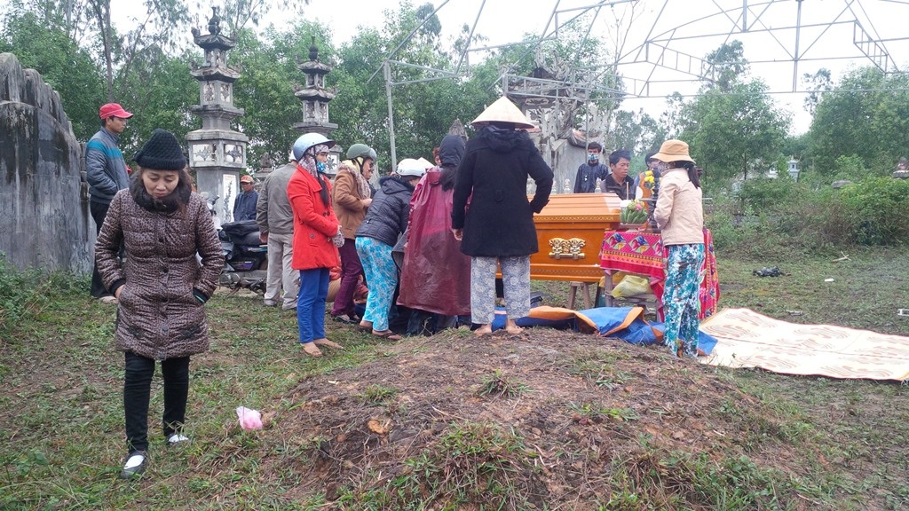 Phát hiện thi thể thầy giáo mất tích hơn 1 tháng trước - 1 Người nhà đến hiện trường để lo hậu sự cho nạn nhân