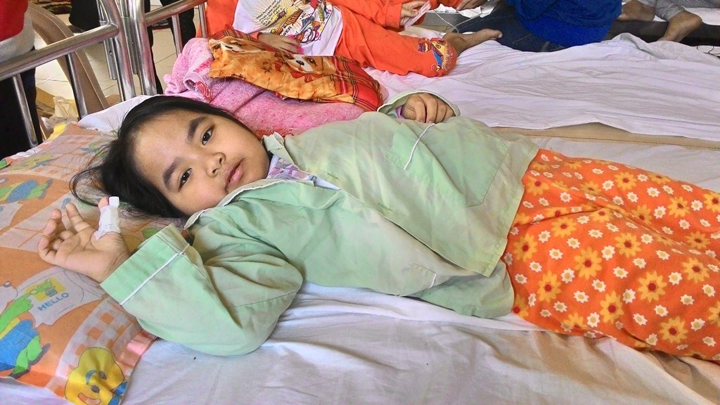 Bé 7 tuổi nguy kịch trước bệnh suy tủy 3 dòng hiếm gặp - 1 Gương mặt mệt mỏi, phờ phạc vì sức đã cạn của bé Oanh trên giường bệnh
