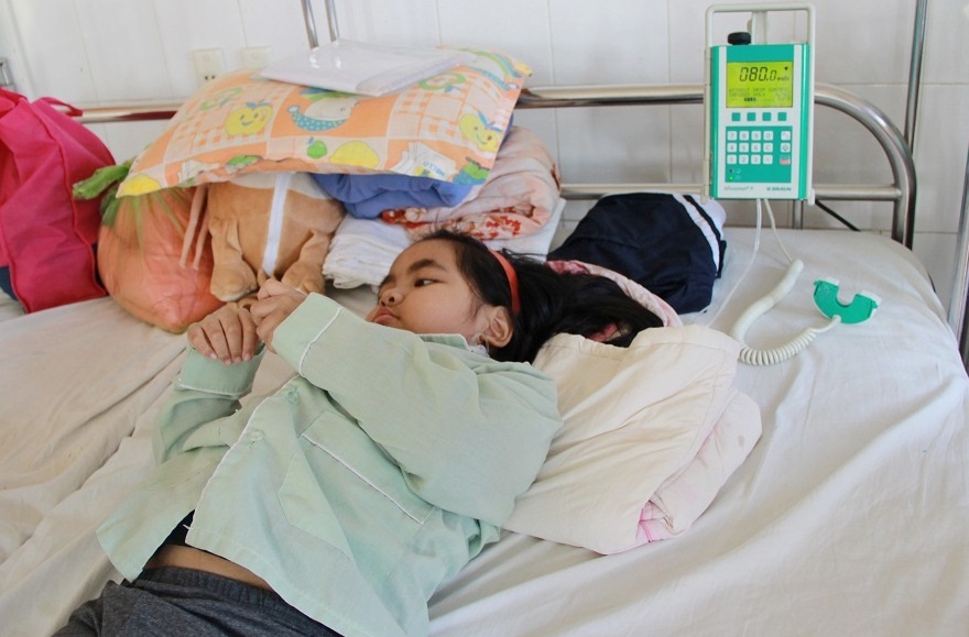Bé 7 tuổi nguy kịch trước bệnh suy tủy 3 dòng hiếm gặp - 2 Em phải nằm trên giường chuyền thuốc và tiêm 24/24