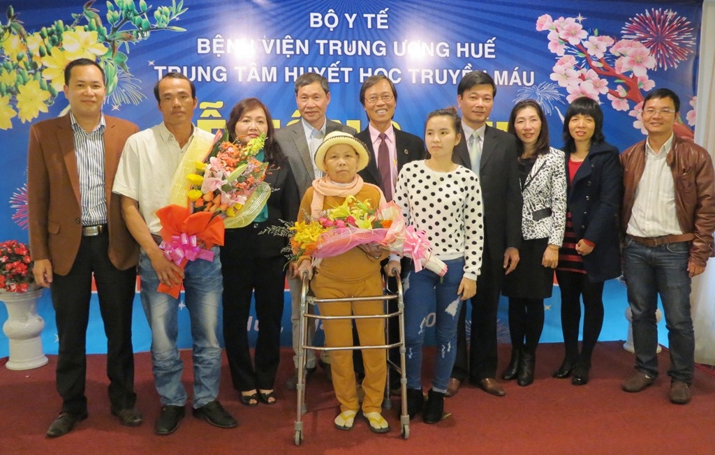 Điều trị ung thư tủy xương thành công bằng ghép tế bào gốc - 1 Bệnh nhân Vui (đi xe lăn) trong ngày ra viện chiều 21/1/2015