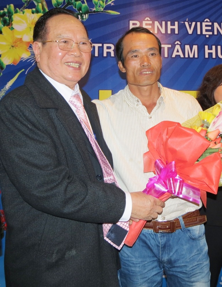 Điều trị ung thư tủy xương thành công bằng ghép tế bào gốc - 2 Anh Hoạnh (phải) đón nhận hoa chúc mừng của