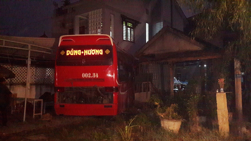 Xe khách giường nằm đâm thẳng vào nhà dân trong đêm - 1 Hiện trường chiếc xe khách giường nằm lao thẳng vào nhà dân bên đường