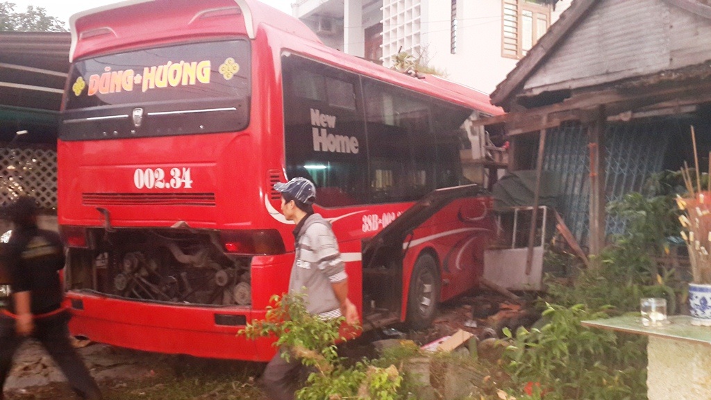 Xe khách giường nằm đâm thẳng vào nhà dân trong đêm - 2 Cú đâm mạnh làm cho xe lao thẳng vào nhà dân
