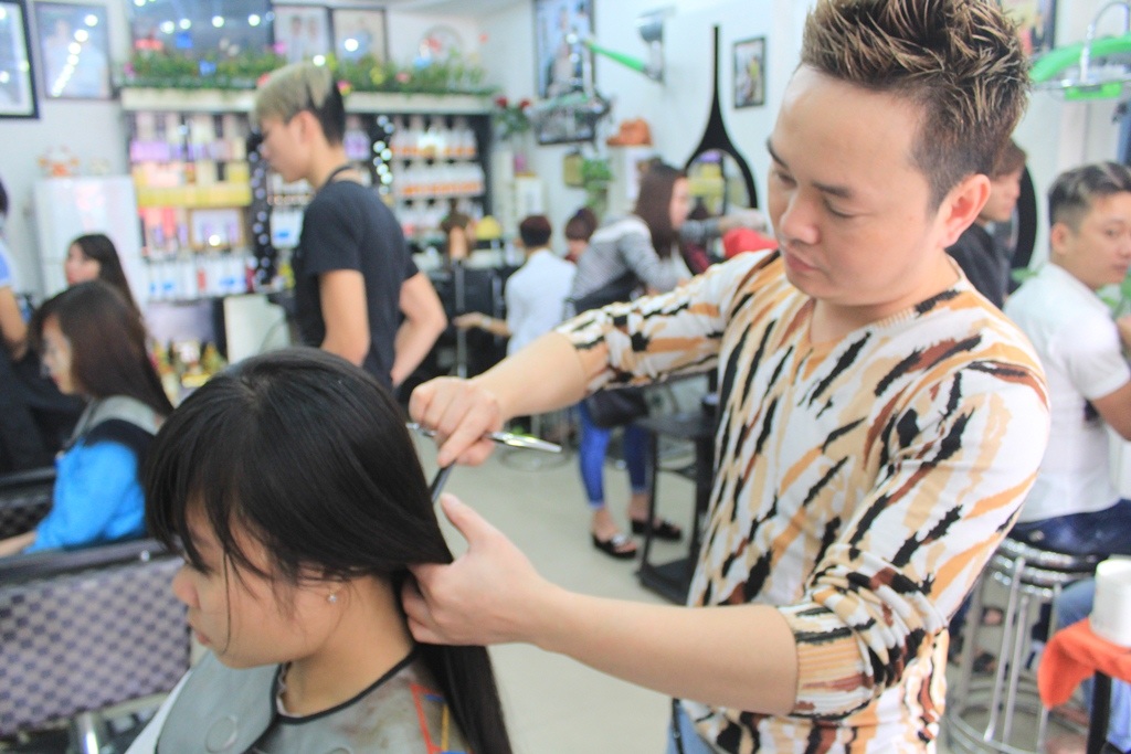 Salon Viễn Đông, điểm hẹn các “sao” Việt và người đẹp Huế - 13 Anh Khoa đang chăm chút với mẫu tóc cho khách hàng chuẩn bị ăn Tết