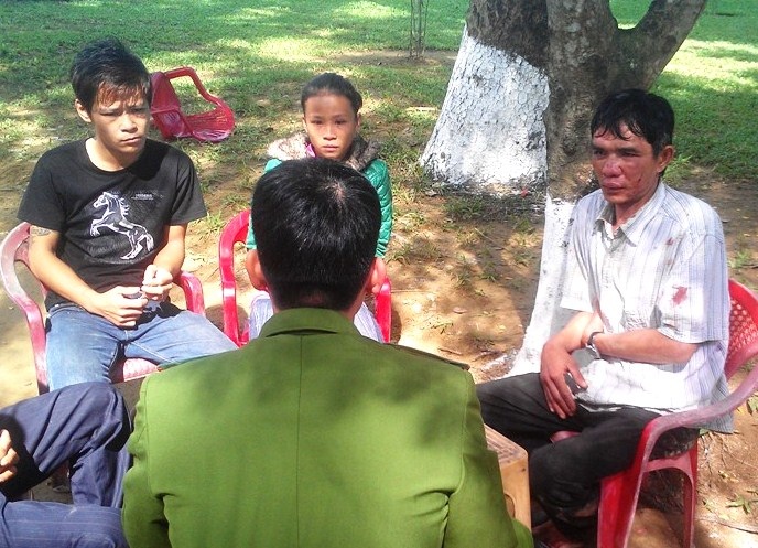 Quỵt tiền vé số người tàn tật - 2 Tên Hải (ngoài cùng bên phải) trình bày sự việc với công an