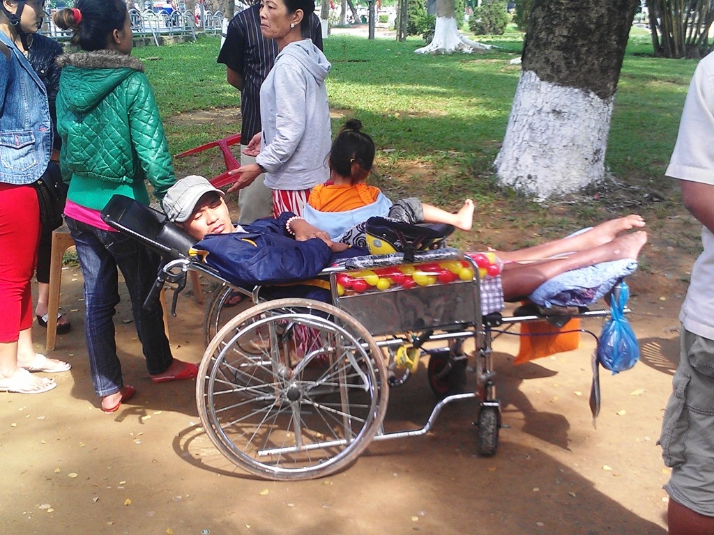 Quỵt tiền vé số người tàn tật - 3 Tên Hải (ngoài cùng bên phải) trình bày sự việc với công an