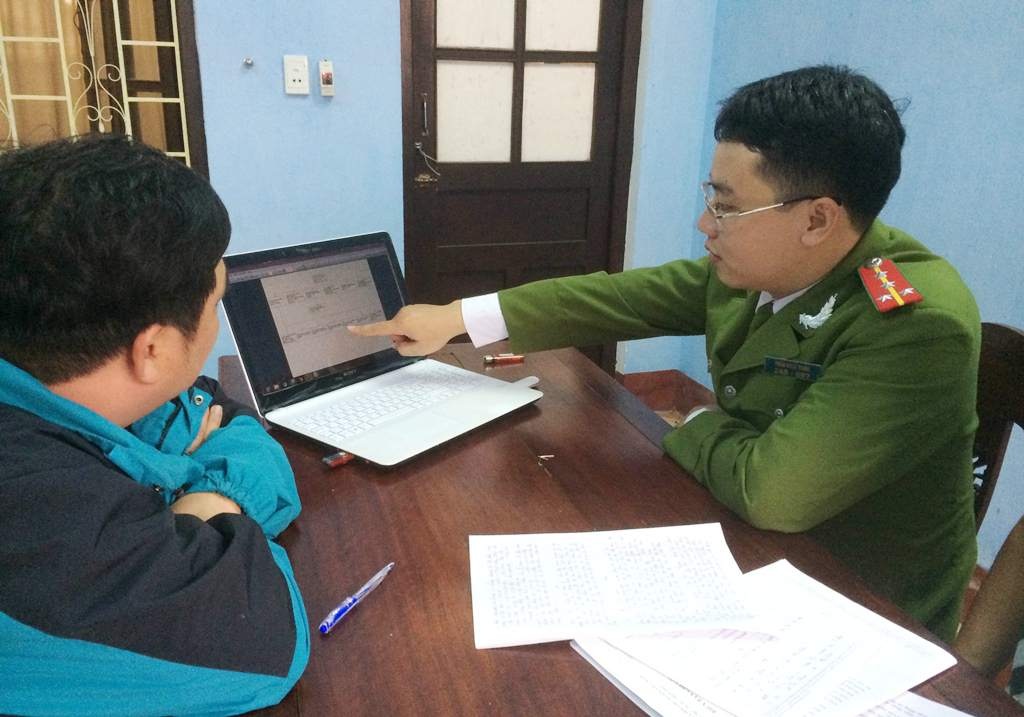Phá đường dây cá độ bóng đá trên mạng hơn 7 tỷ đồng - 2 Công an đang lấy lời khai của Phi việc cá độ trên mạng