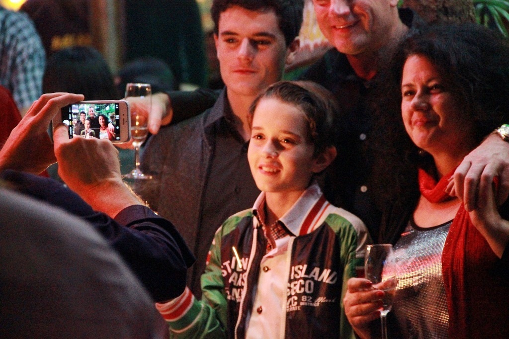 Một gia đình người nước ngoài nhờ bạn chụp lại khoảnh khắc năm mới cho các thành viên