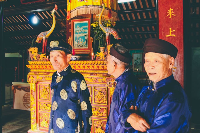 Những pha vật võ đẹp mắt của trai làng Thủ Lễ - 1 Các bô lão làm lễ trong đình làng Thủ Lễ trước giờ khai hội vật