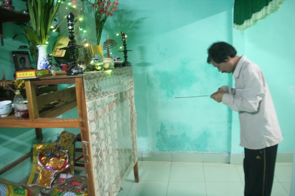 Anh Hoàng thắp hương lên bàn thờ gia tiên cầu chúc cho năm mới đến tốt lành hơn
