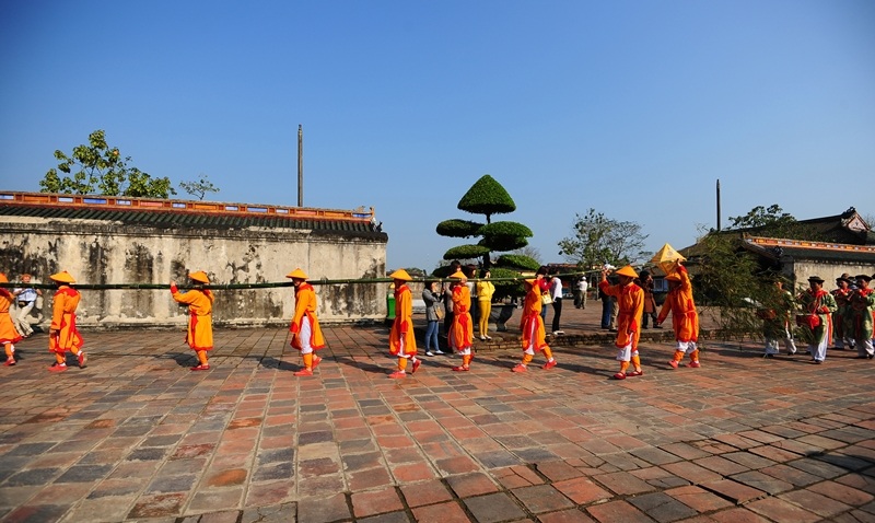 Tái hiện lễ dựng nêu xưa trong Hoàng cung Huế - 1 Cây nêu dài với nhiều lính hoàng cung vác đi qua sân sau điện Thái Hòa