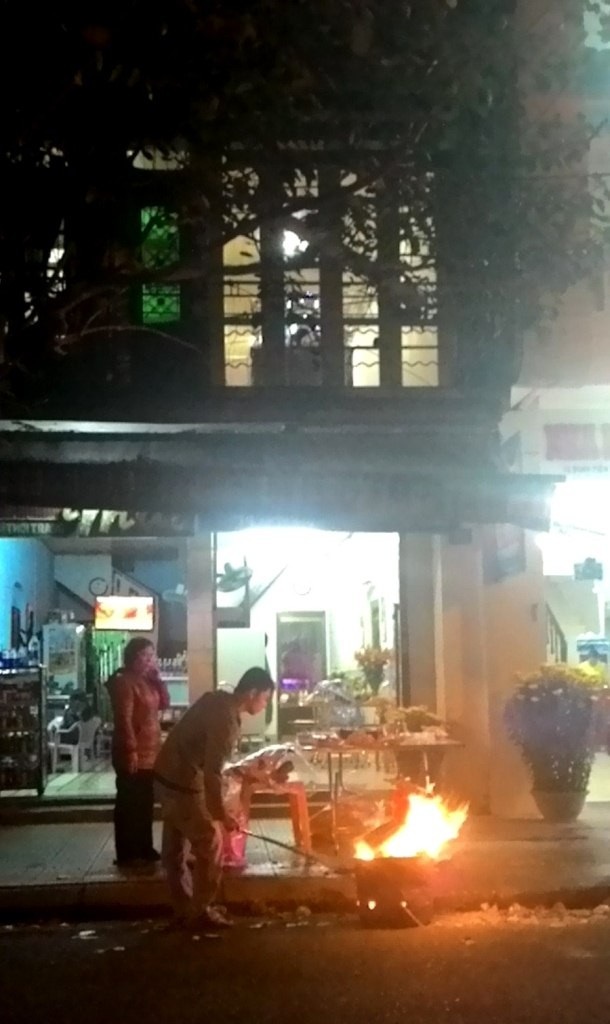 Một nhà cúng giao thừa sớm ở đường Đinh Tiên Hoàng bờ bắc sông Hương vào gần 20h tối