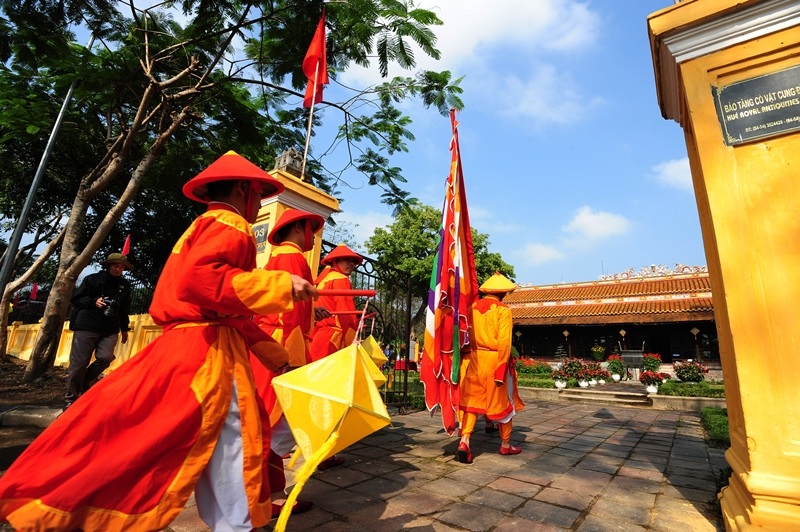 Tái hiện lễ dựng nêu xưa trong Hoàng cung Huế - 11 Sau khi ra ngoài Đại Nội, đoàn tiến về Điện Long An