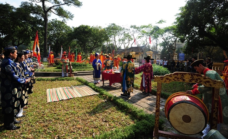 Tái hiện lễ dựng nêu xưa trong Hoàng cung Huế - 12 Nghi thức dựng cây nêu thứ 2 được tiến hành với tất cả lòng thành kính