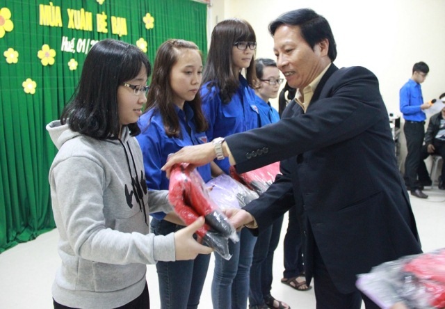 ĐH Ngoại ngữ Huế trao áo ấm đến sinh viên nghèo dịp Tết - 1 ĐH Ngoại ngữ Huế trao áo ấm đến sinh viên nghèo dịp Tết