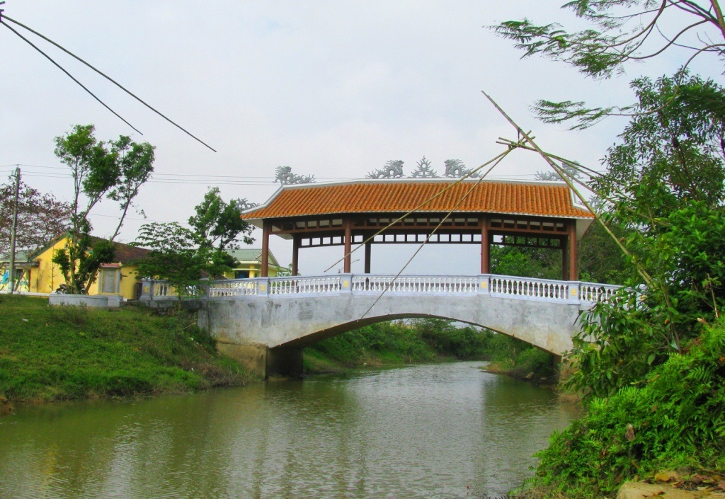 Toàn cảnh cây cầu ngói do dân làng đóng góp tiền chủ yếu xây dựng