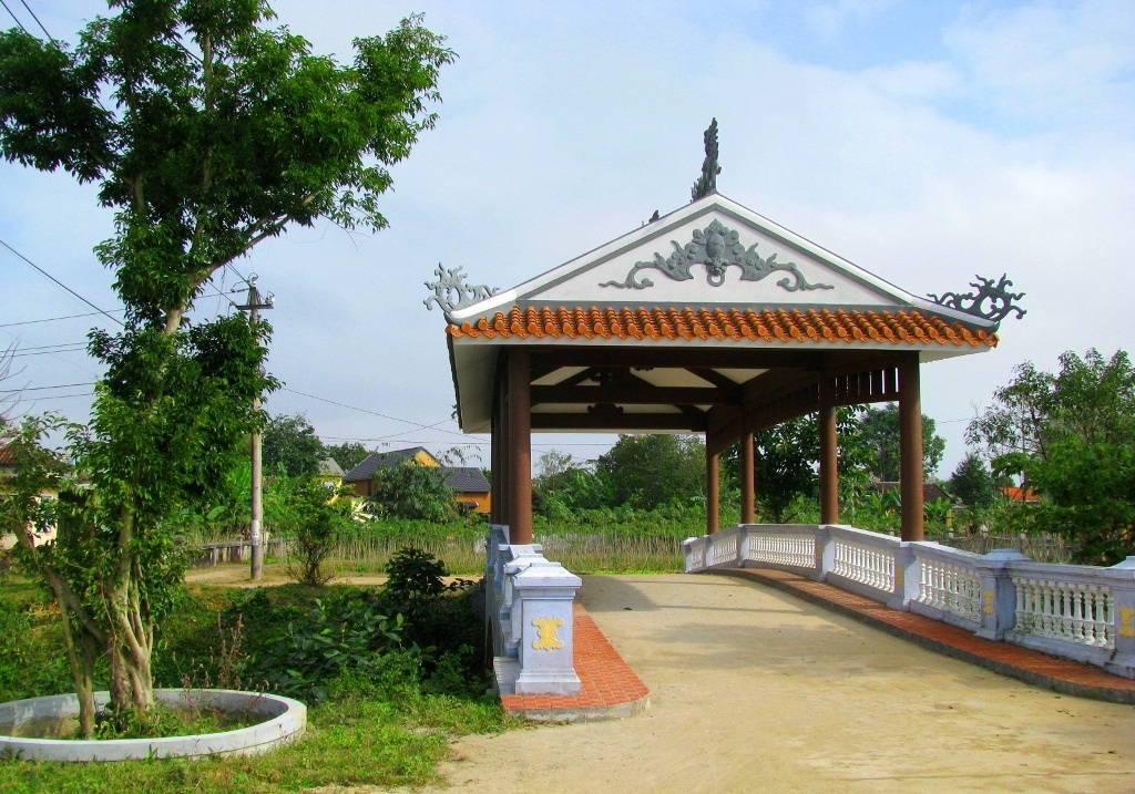 Cầu có hình dáng cổ kính bên làng quê yên bình