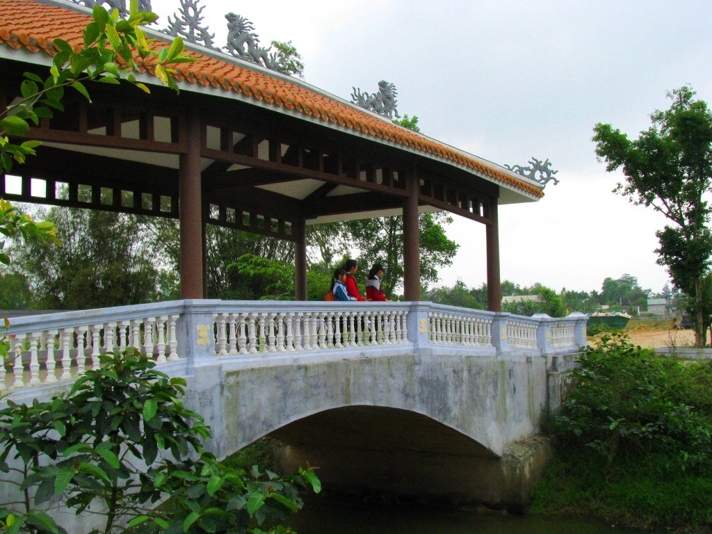 Cầu ngói Hiền Lương