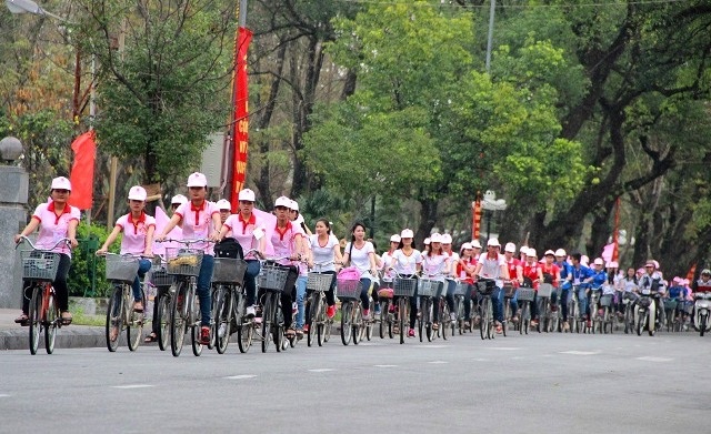 Hàng ngàn người tham gia hiến máu trong “Ngày chủ nhật đỏ” - 4 Các tình nguyện viên đạp xe tuyên truyền về hiến máu dưới mưa trong thành phố Huế sáng 1/2