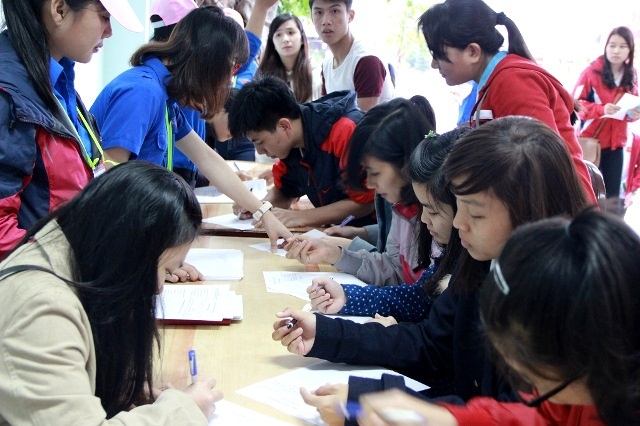 Hàng ngàn người tham gia hiến máu trong “Ngày chủ nhật đỏ” - 5 Bàn tiếp nhận đơn đăng kí hiến máu luôn trong tình trạng quá tải.
